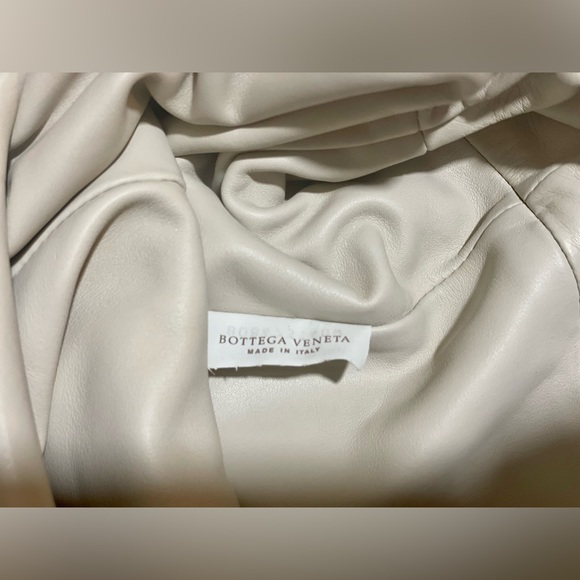 SOLDBottega Veneta Cloud Pouch in Leather - Picture 7 of 8